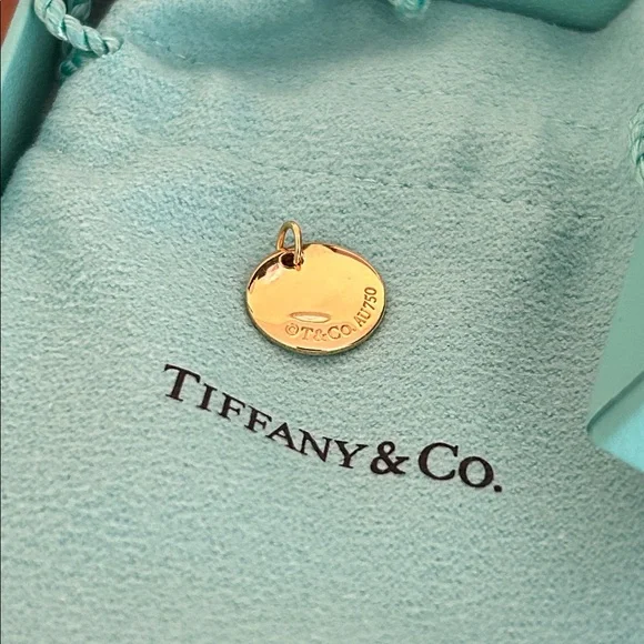 Tiffany Notes letter "J" Disc Round Pendant in 18K yellow gold - Picture 4 of 4